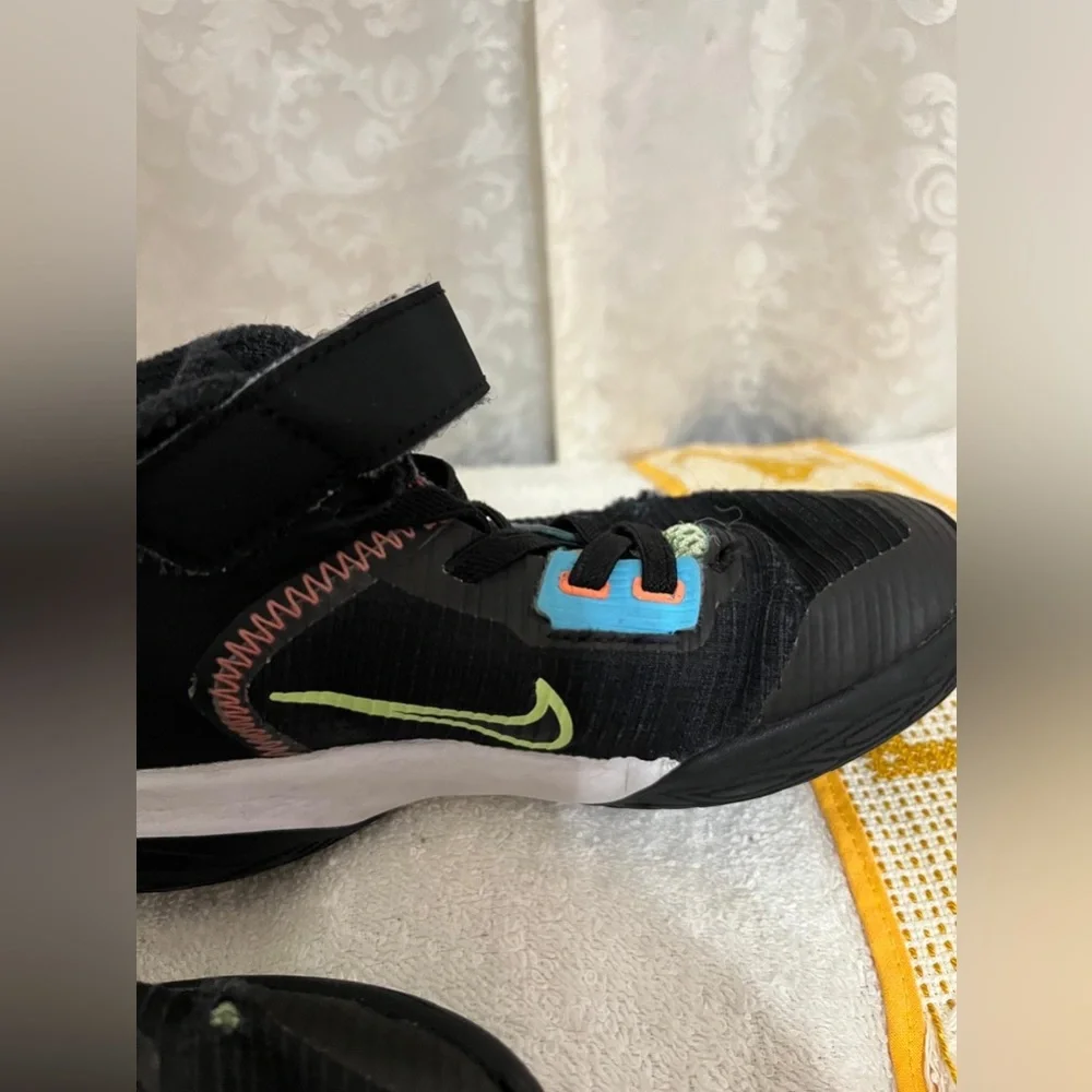 (46) Nike Kids Black and Blue Athletic Shoes 13C